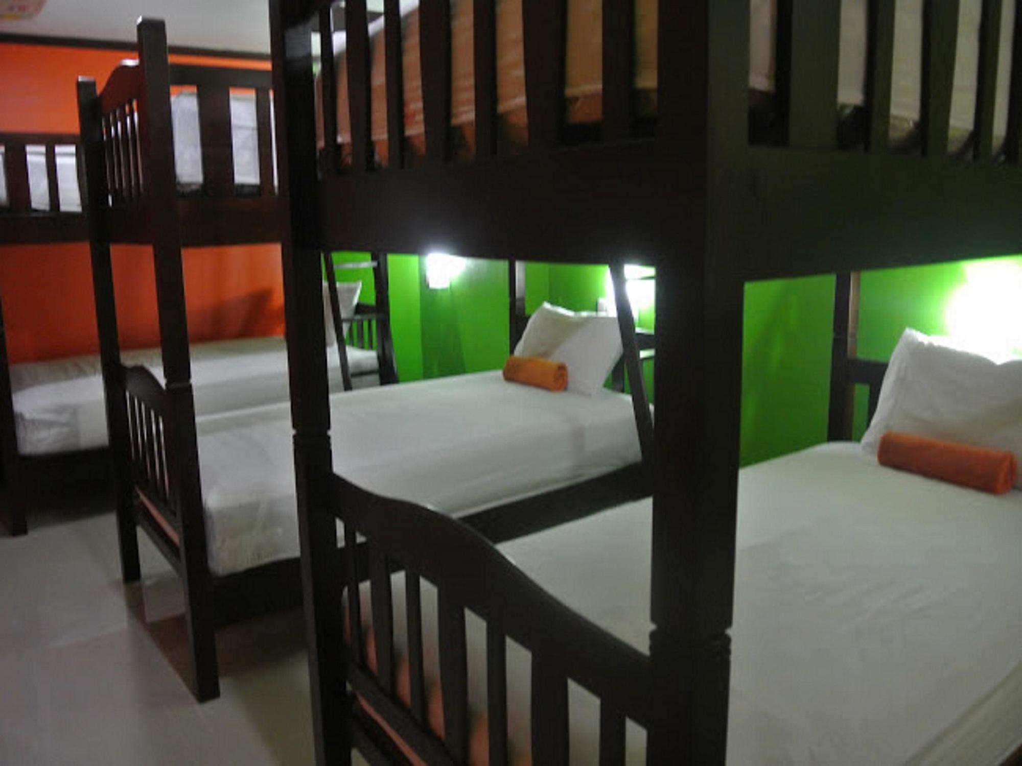 Silla Patong Hostel Kültér fotó