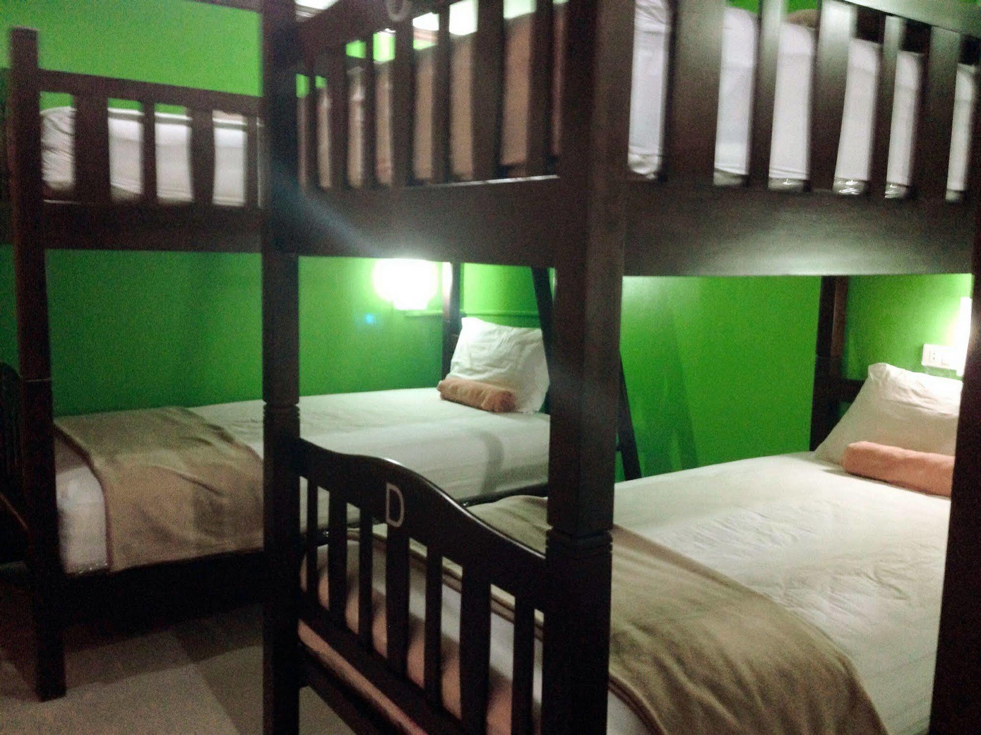 Silla Patong Hostel Kültér fotó