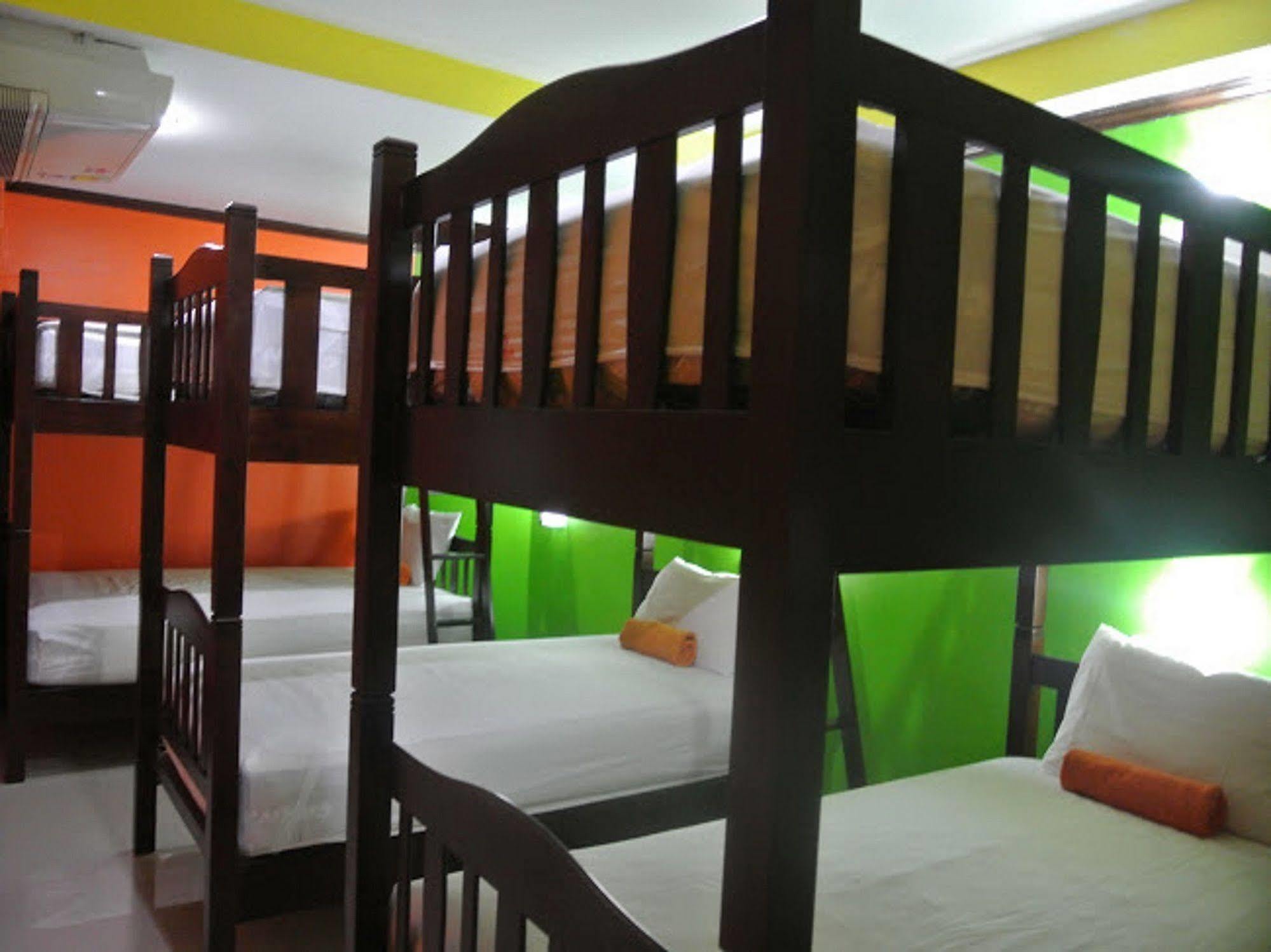Silla Patong Hostel Kültér fotó