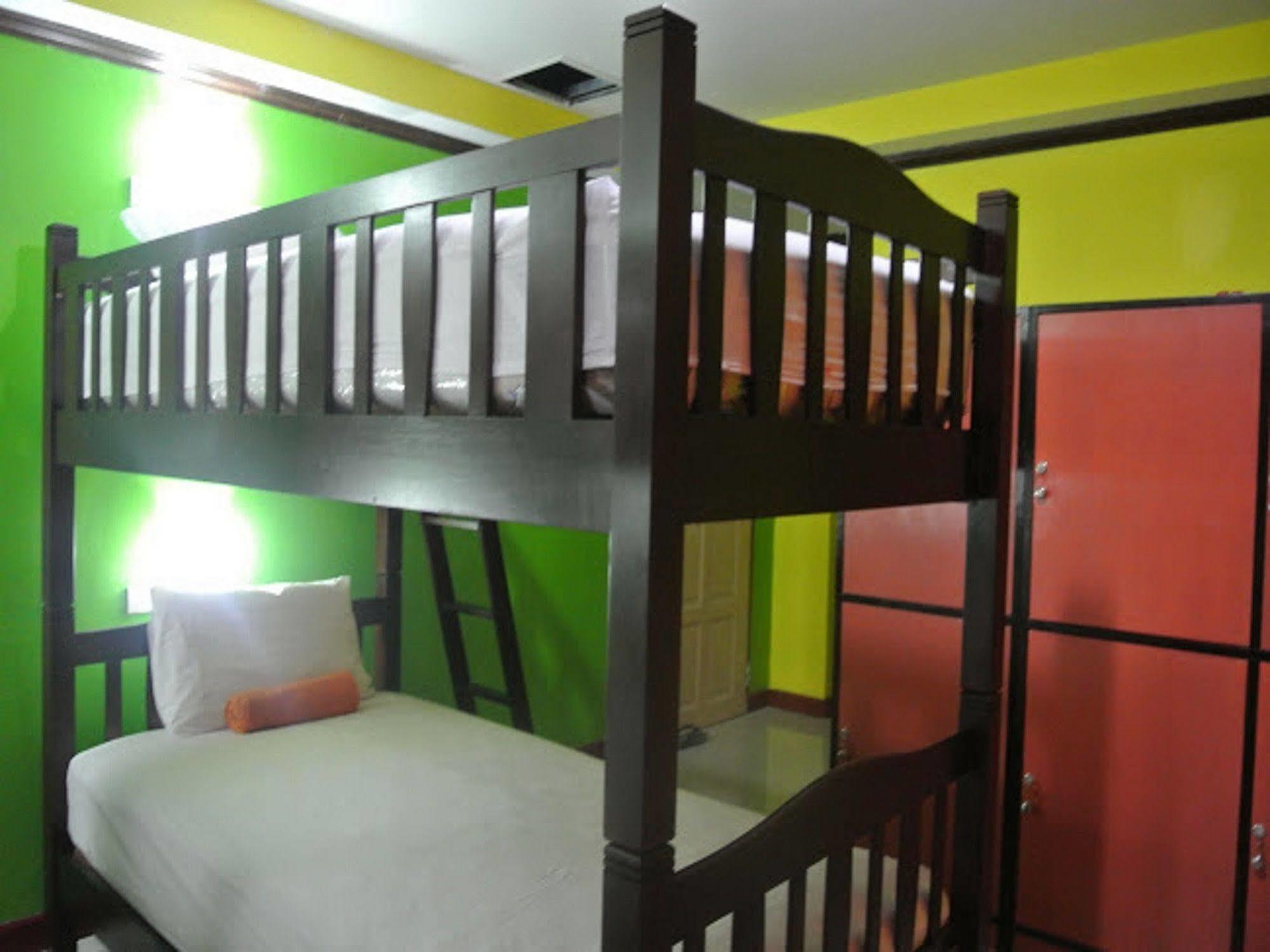 Silla Patong Hostel Kültér fotó