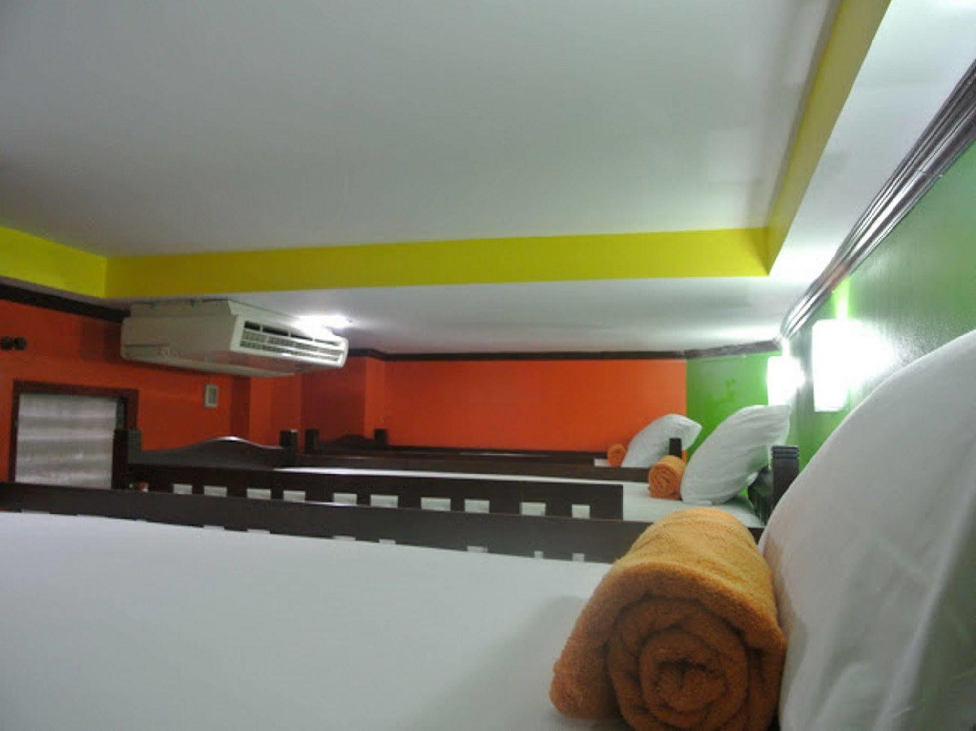 Silla Patong Hostel Kültér fotó