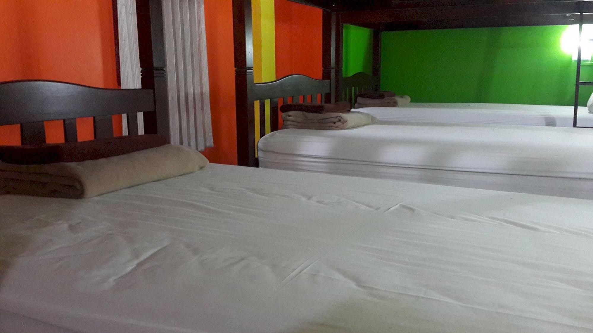 Silla Patong Hostel Kültér fotó