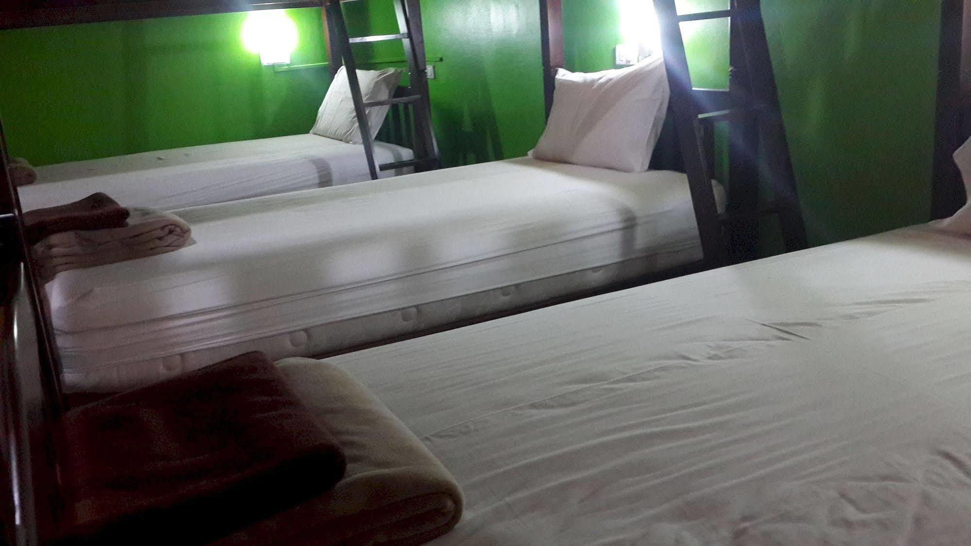 Silla Patong Hostel Kültér fotó