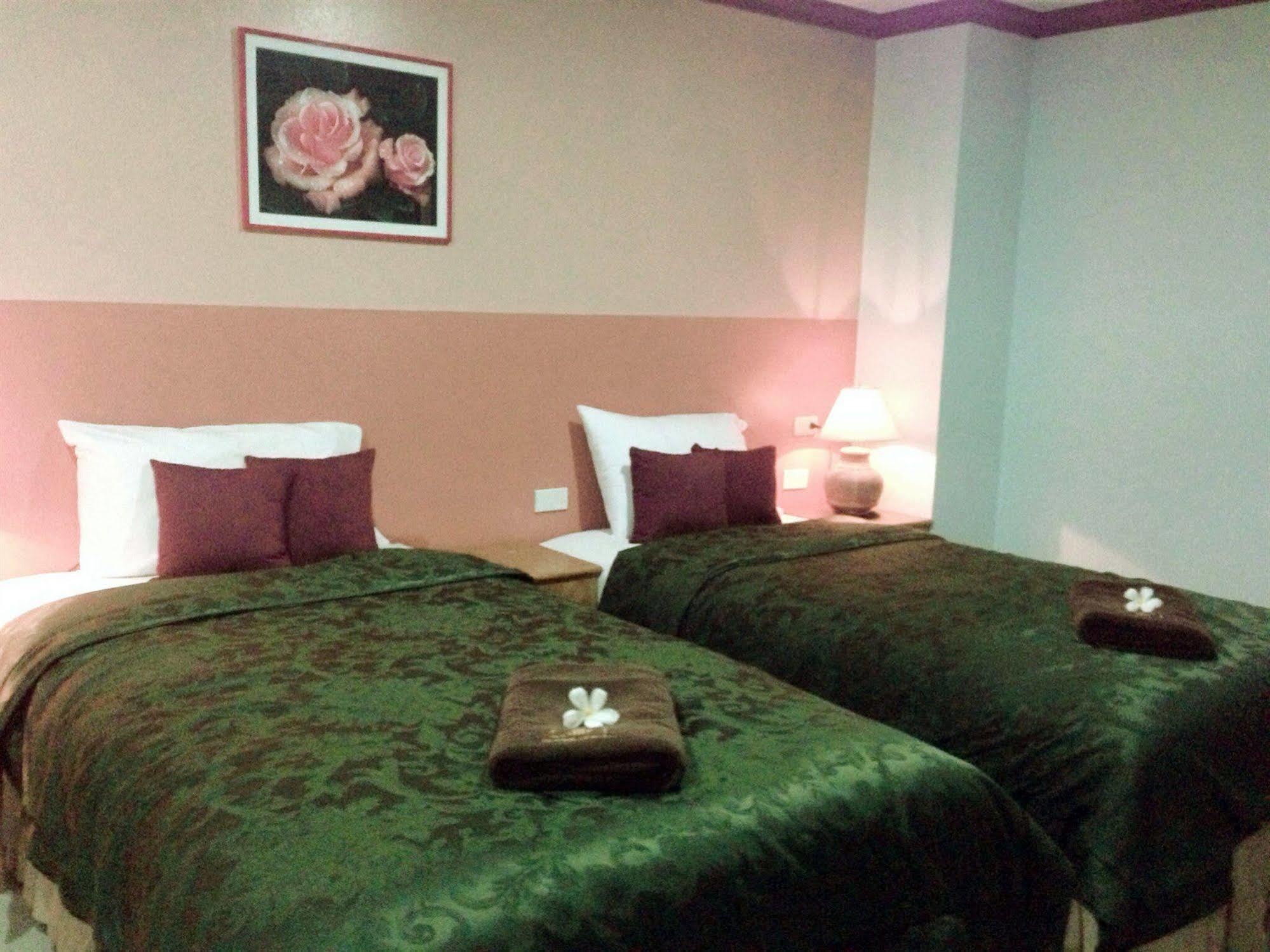 Silla Patong Hostel Kültér fotó